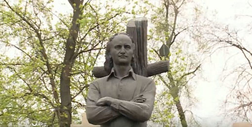 Цветы к могилам Григоре Виеру, Михая Волонтира, Иона и Дойны Алдя-Теодорович принесли родные, друзья и поклонники. 