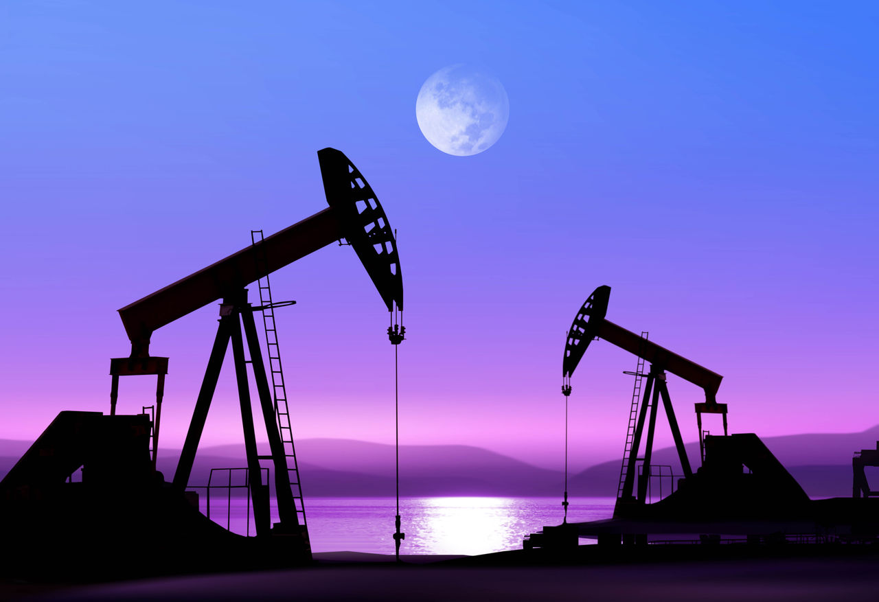 Нефть дешевеет из-за снижения ее запасов в США. Фото: cont.ws