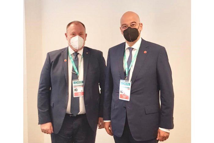 Аурелиу Чокой и Никос Дендиас на форуме министров Глобальной коалиции против ИГИЛ в Риме.