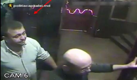 Patru indivizi sunt căutaţi de poliţie, deoarece aceştia ar fi agresat un bărbat.  Foto: captură video