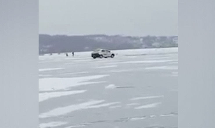 Автомобиль такси со столичными номерами бесстрашно разъезжал по льду. 