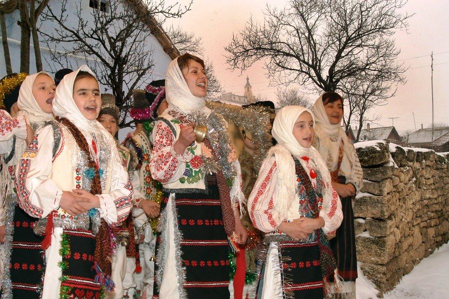 Весть о Рождестве Христовом в ночь с 6 на 7 января несут группы колядующих, следующих от дома к дому.