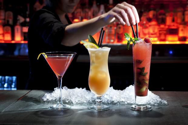 Consumul de alcool şi practicarea sportului pot încetini procesul de deteriorare al vederii. Foto: magazine.foxnews.com