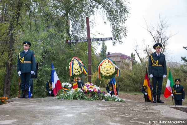 Ostașii români, comemorați la Cimitirul Eroilor din Chișinău.