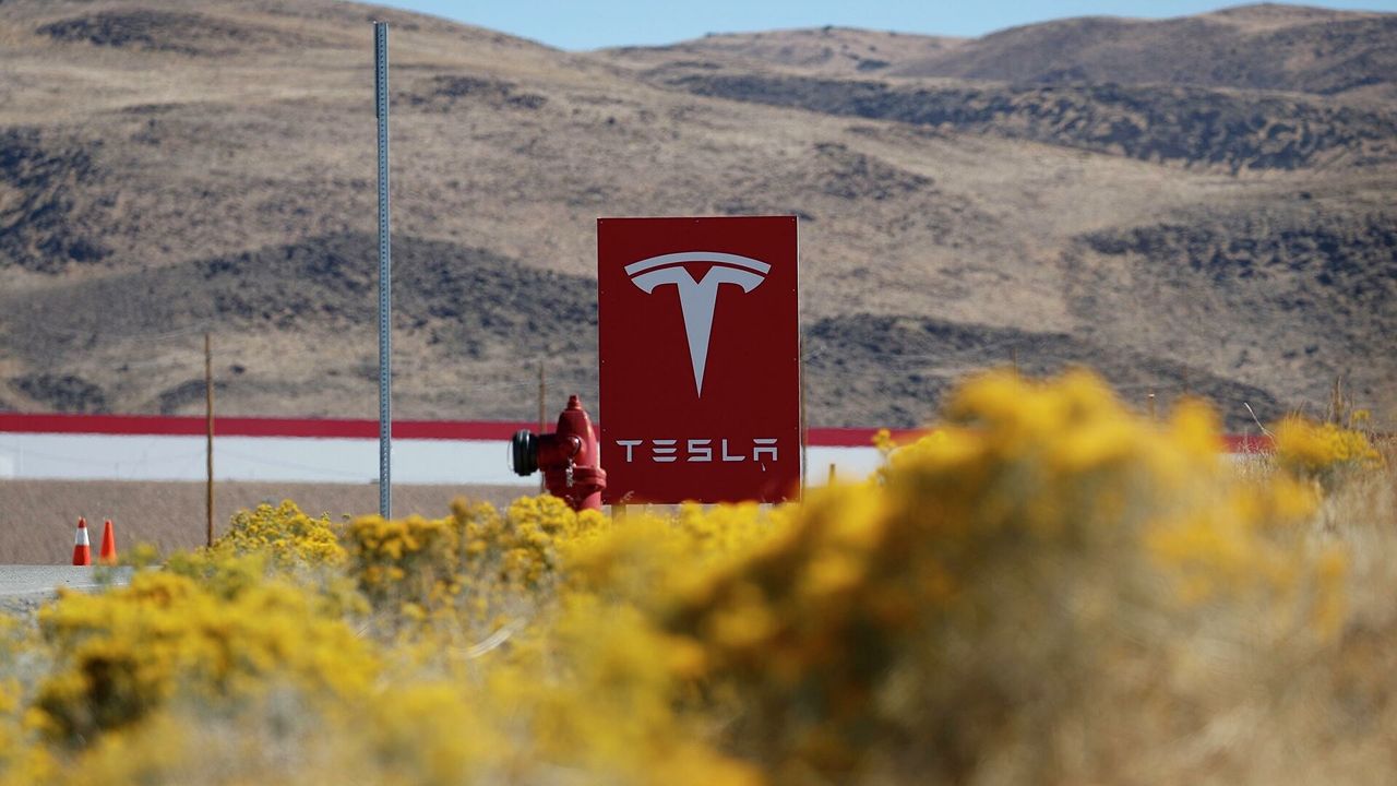 В США начали проверку безопасности в системе автопилота Tesla.