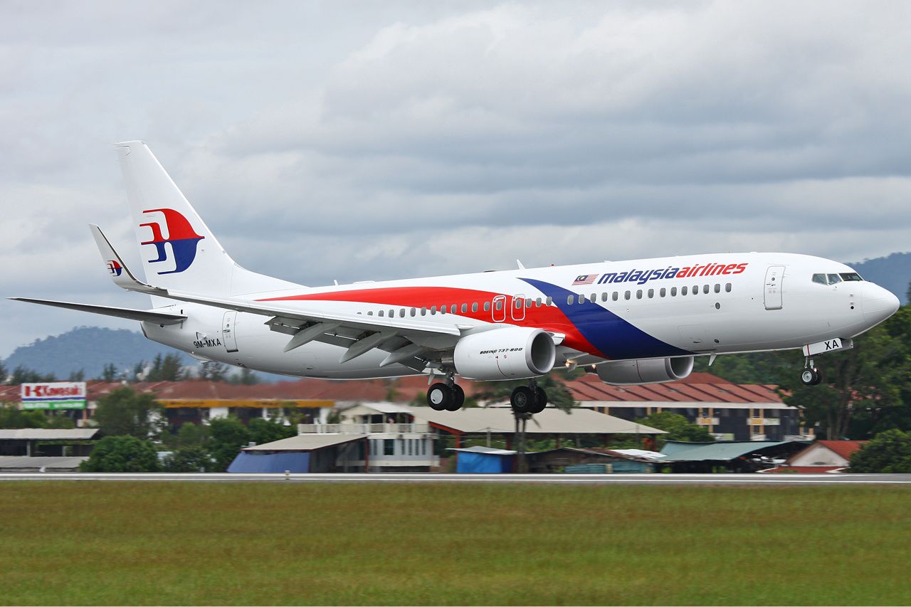 Самолет компании Malaysia Airlines совершил в воскресенье экстренную посадку в аэропорту Куала-Лумпура.