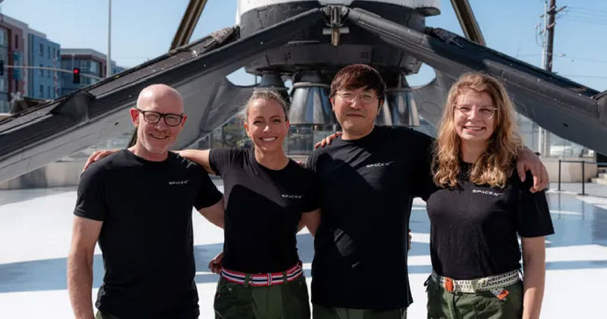 SpaceX va efectua un zbor spațial pilotat peste polii Pământului.