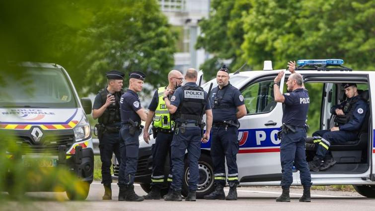 В Париже изнасиловали 12-летнюю девочку и угрожали "сжечь живьем".