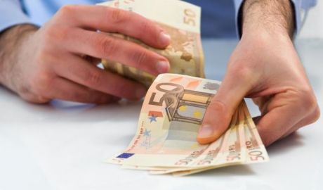 Un fost poliţist ar fi primit mită pentru a influenţa obţinerea unui permis auto. Foto: cvlpress.ro
