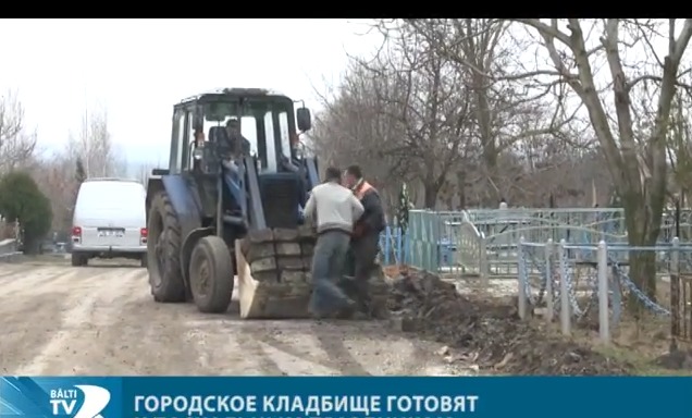Городское кладбище Бельц готовят к пасхальным праздникам.