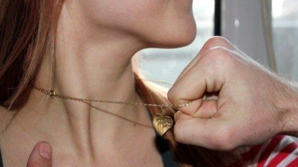 Прохожие помешали грабителю сорвать цепочку с девушки в столице.