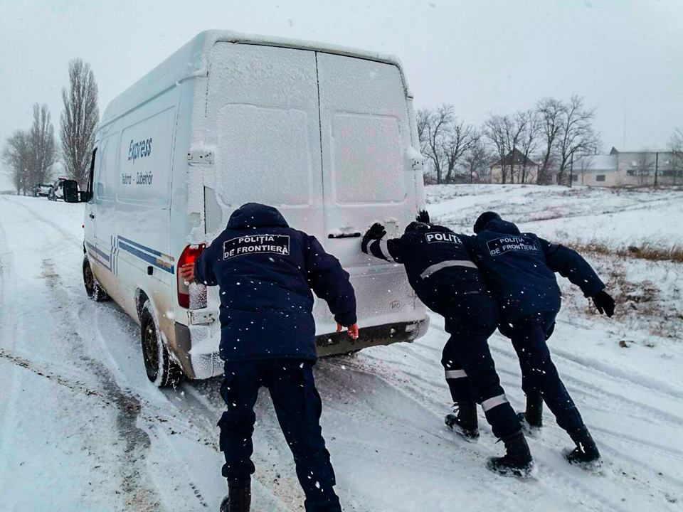 Также осложнено пересечение границы на КПП Басарабяска - Серпенево и Сэиць - Лесное. Фото: facebook.com / Poliţia de Frontieră.