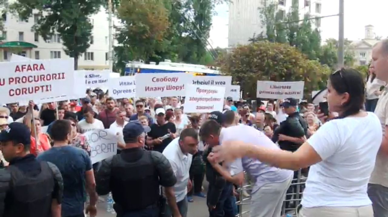 La protestul din fața judecătoriei Buiucani au fost peste 1000 de oameni.