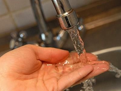К водопроводу в селе подключено около 200 домов.