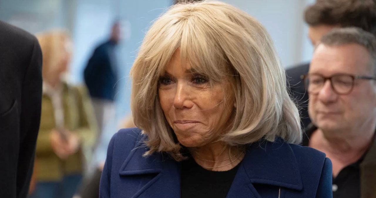 10 persoane vor fi judecate la Paris pentru hărțuire cibernetică împotriva Primei Doamne Brigitte Macron.