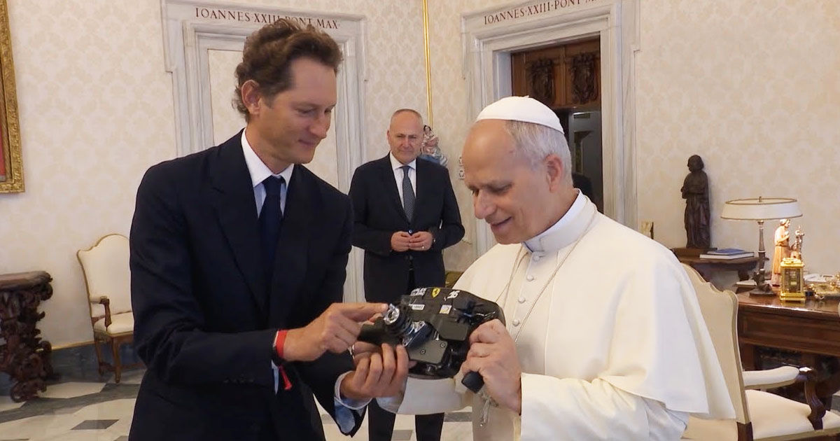 Papa de la Roma a primit în dar volanul unui monopost de Formula 1.
