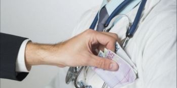 Un şef de secţie din cadrul Spitalului Clinic Republican riscă până la 10 ani de puşcărie. 