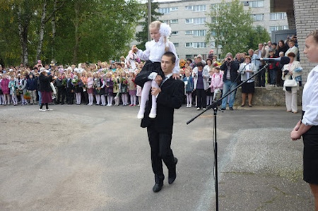 В новом учебном году будет реорганизовано более трех десятков школ в различных населенных пунктах, а нехватка учителей превышает тысячу человек.
