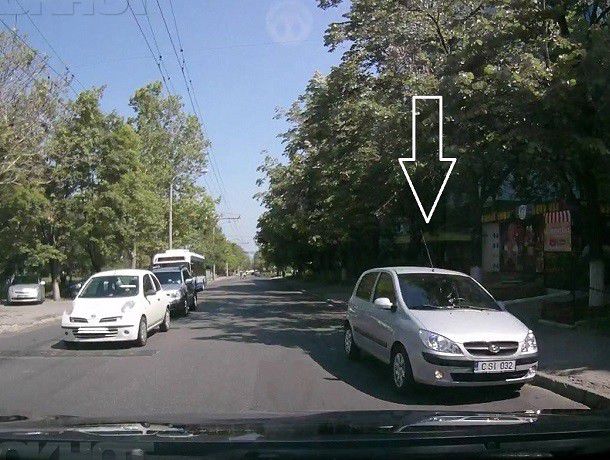 Водитель пронесся по крайне правой встречной полосе, даже не подумав вернуться в свою.