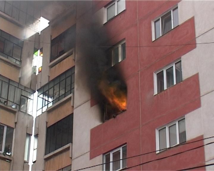 Un apartament de la etajul 10 a fost cuprins de flăcări în această după amiază. Foto: ziuadecj.realitatea.net