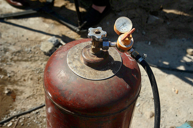 Спасатели вынесли из горящего дома в Дурлештах четыре газовых баллона.