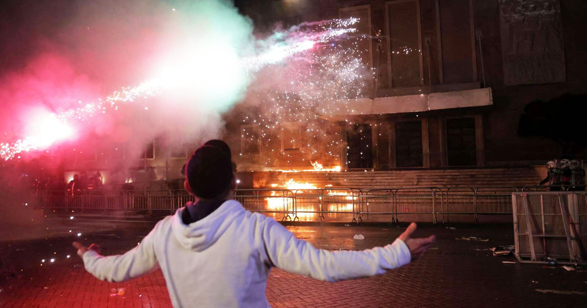 Proteste și revolte antiguvernamentale în centrul Tiranei.