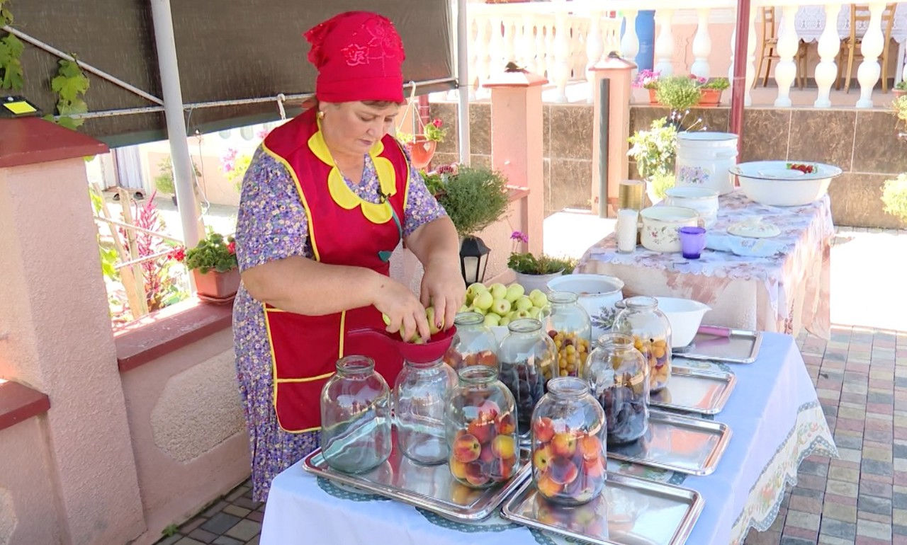 Conservele pentru iarnă devin tot mai scumpe: Seceta și creșterea prețurilor lovesc în buzunarele gospodarilor.