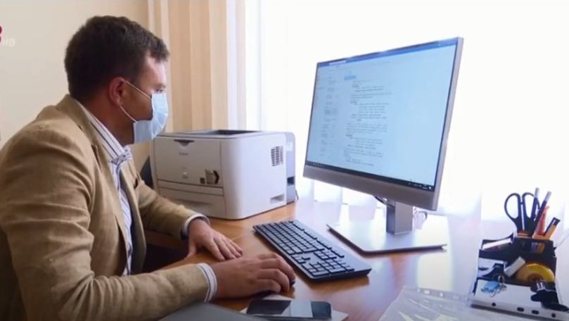 Депутаты показали свои кабинеты: в них установлены сейфы и холодильники.