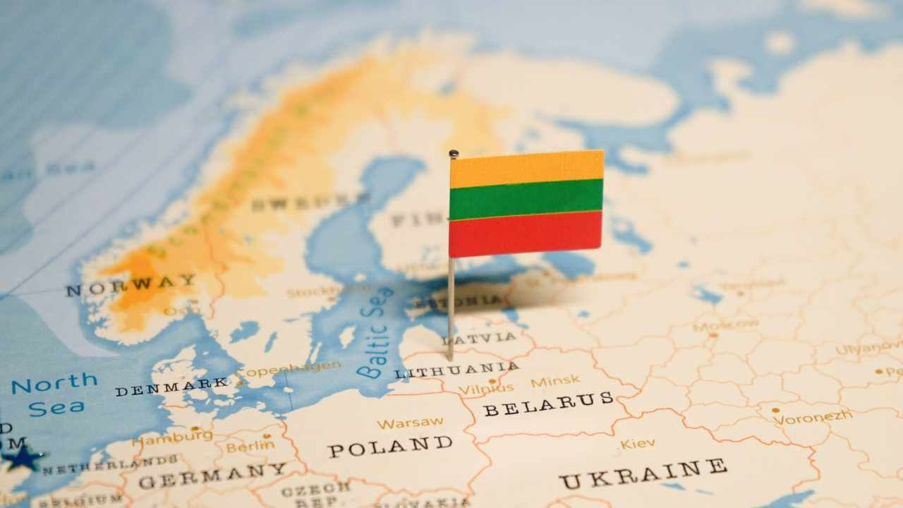 Прокуратура Литвы расследует более 50 дел о нарушении санкций против РФ и Беларуси.