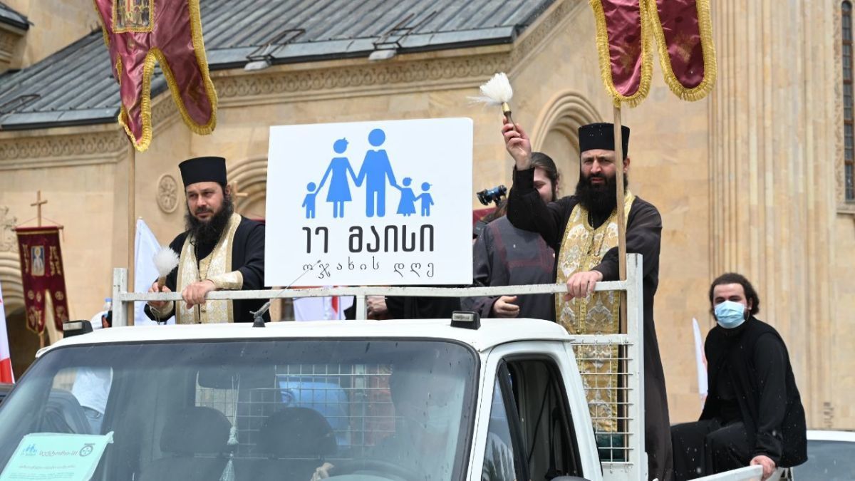Улицы Тбилиси окропили святой водой.