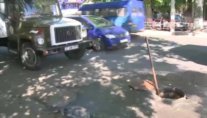 Жильцы домов используют канализационную систему как свалку.