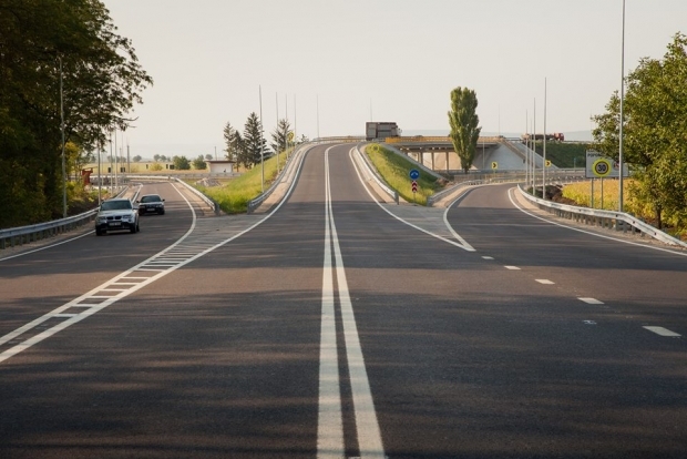 Astfel, șoferul care întâlnește acest tip indicator de avertizare trebuie să reducă viteza de deplasare, să sporească atenţia şi să evite efectuarea oricăror manevre riscante.