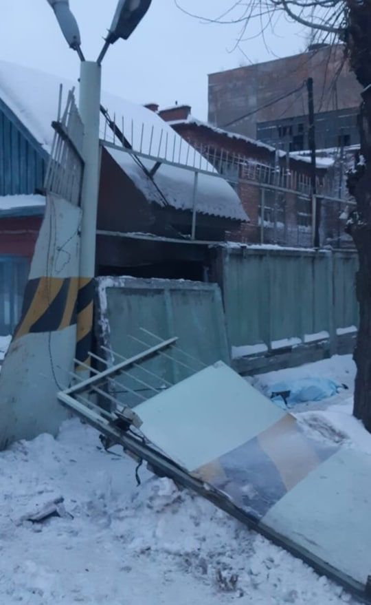 Бетонный забор в Омске раздавил праздновавших 8 Марта женщин.