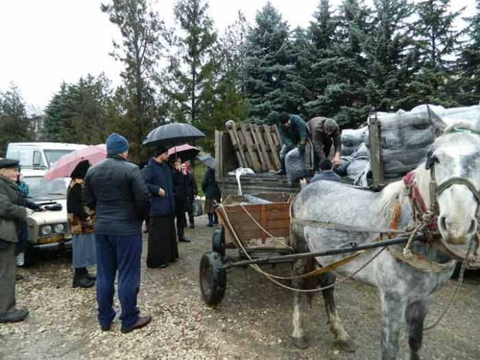 Criuleni: Cum își ajută un preot consătenii pe timp de iarnă