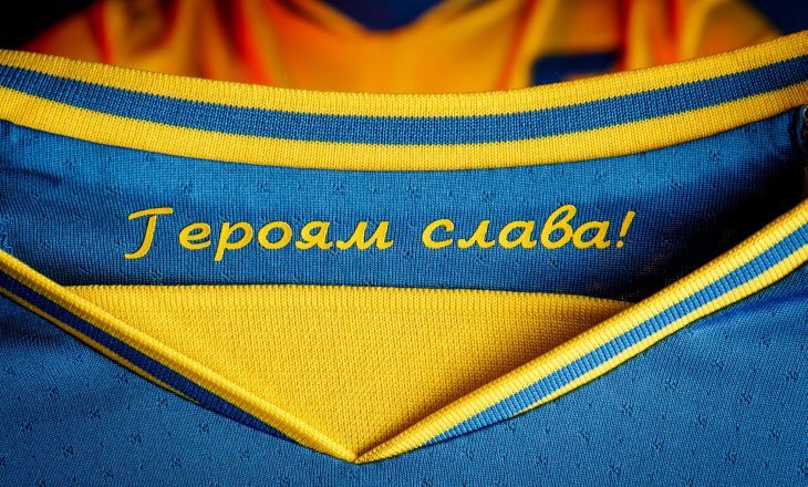 УЕФА обязал сборную Украины убрать с формы политический лозунг.