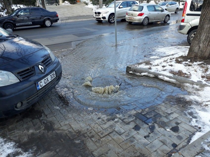 На столичной улице из-за прорыва трубы забил фонтан.