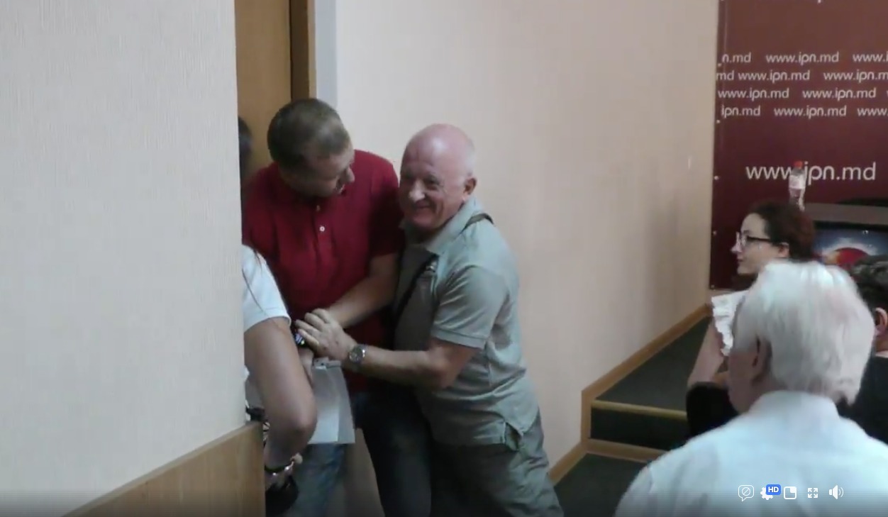 Во время конференции Санду и Нэстасе в коридоре скандировали люди.