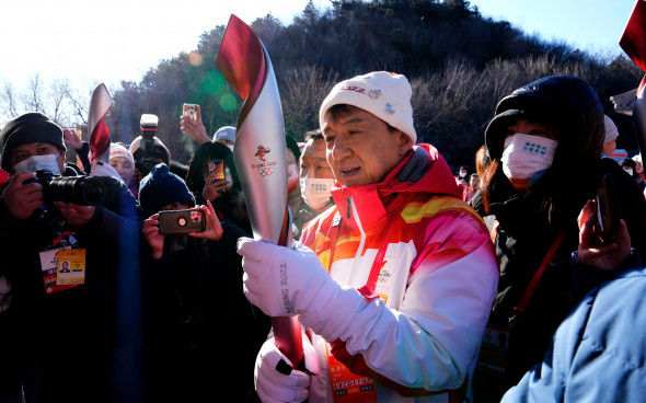 Джеки Чан пронес олимпийский факел по Великой Китайской стене.