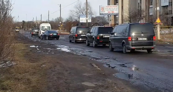 Кортеж Порошенко вынужденно снизил скорость из-за ям на дорогах.