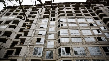 Patronul unei companii de construcţii a fost condamnat la aproape 15 ani de închisoare pentru înşelarea clienţilor.