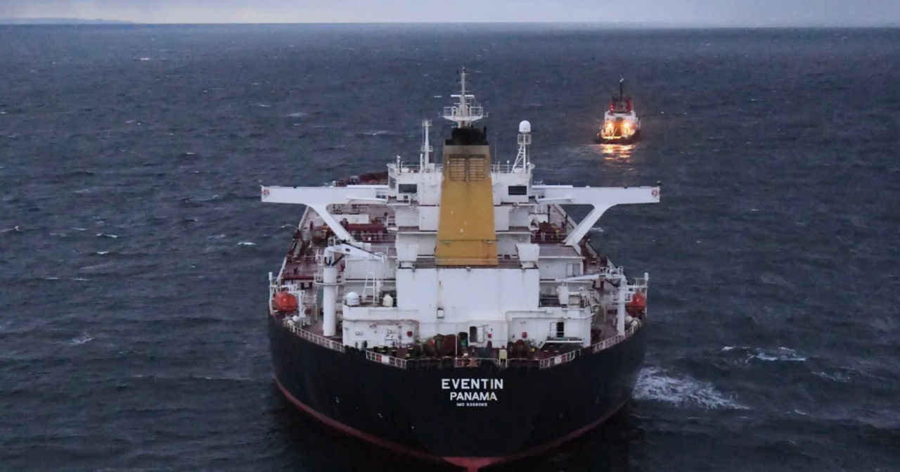 Аварийный танкер с нефтью из РФ доставили в порт ФРГ.