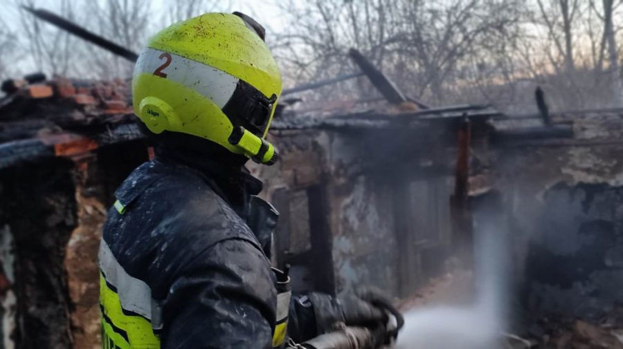 Пожарные спасли мужчину из пылающего заброшенного дома в столице.