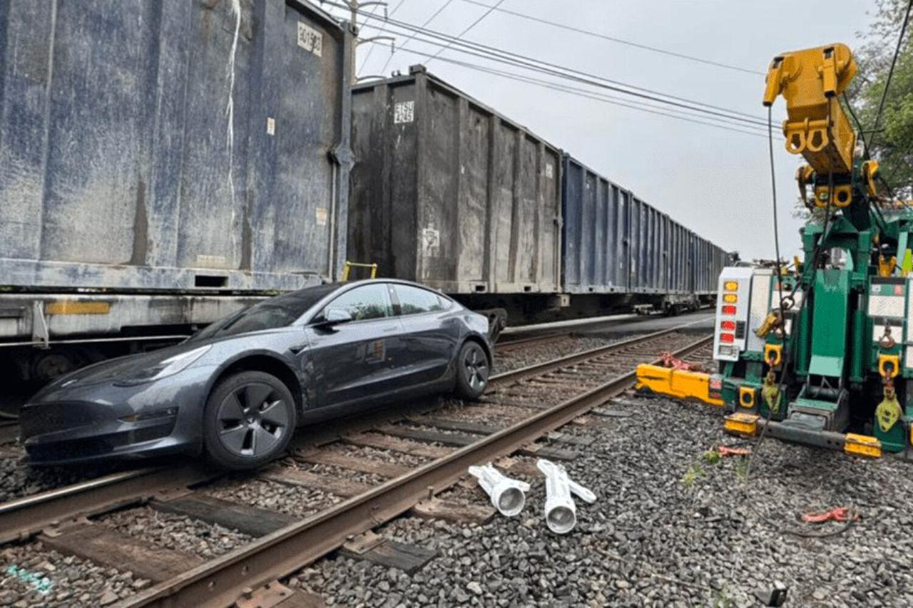 O Tesla aflată în modul autopilot a intrat pe o cale ferată și s-a lovit cu un tren.