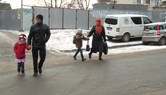 Столичные лицеи "Петру Рареш" и "Онисифор Гибу" расположены практически у дороги, в оживленном районе.