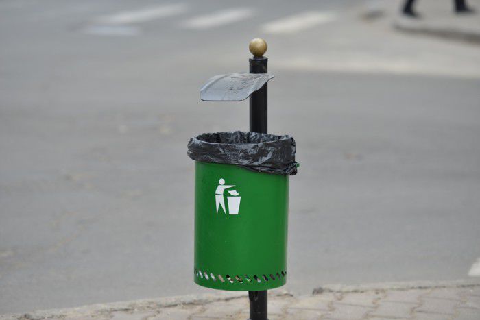 La începutul anului 2015 în capitală au fost instalate 55 de urne de gunoi, de tip nou. Foto: unimedia.info