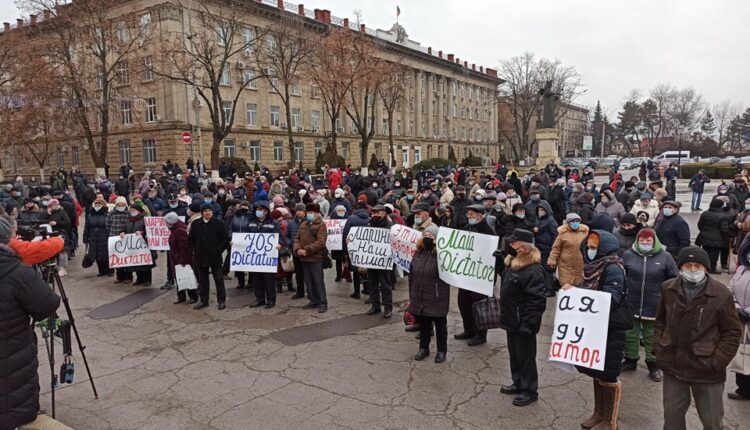 Перед зданием примэрии Бельц проходит протест против новых местных выборов.