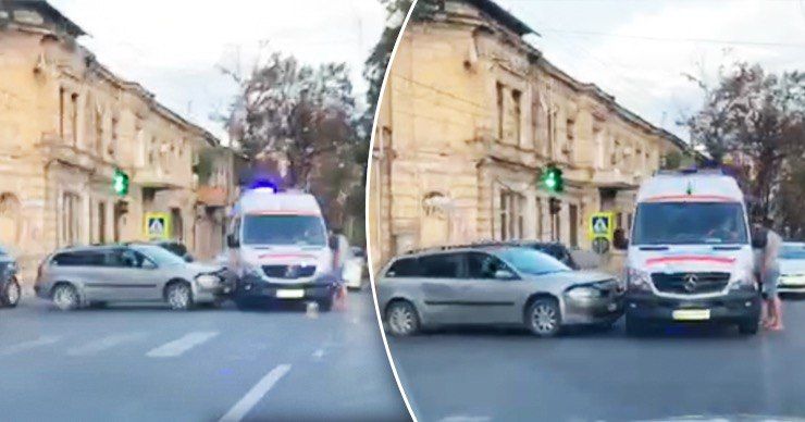 На улице Букурешть машина скорой помощи попала в ДТП.