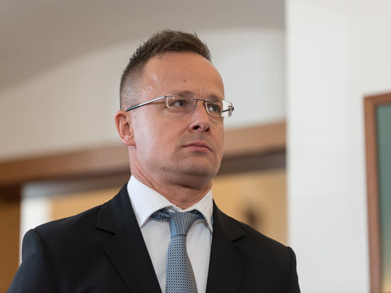 Венгрия заявила о готовности защитить венгров на Украине военным путем.