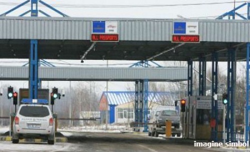 Ofiţerii Centrului Naţional Anticorupţie efectuează percheziţii la vama din Larga, din Briceni.