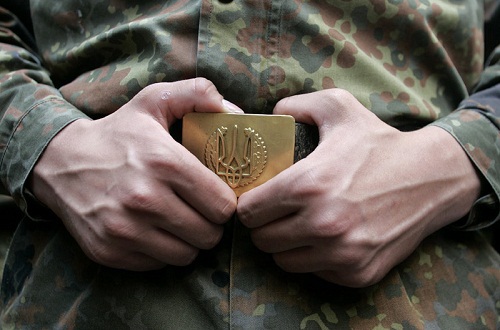 Ucraina şi-a pus armata în stare de alertă şi avertizează Rusia că orice intervenţie militară va duce la război.